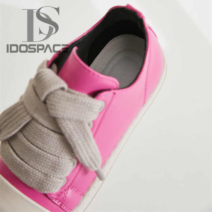 Women's sports shoes 