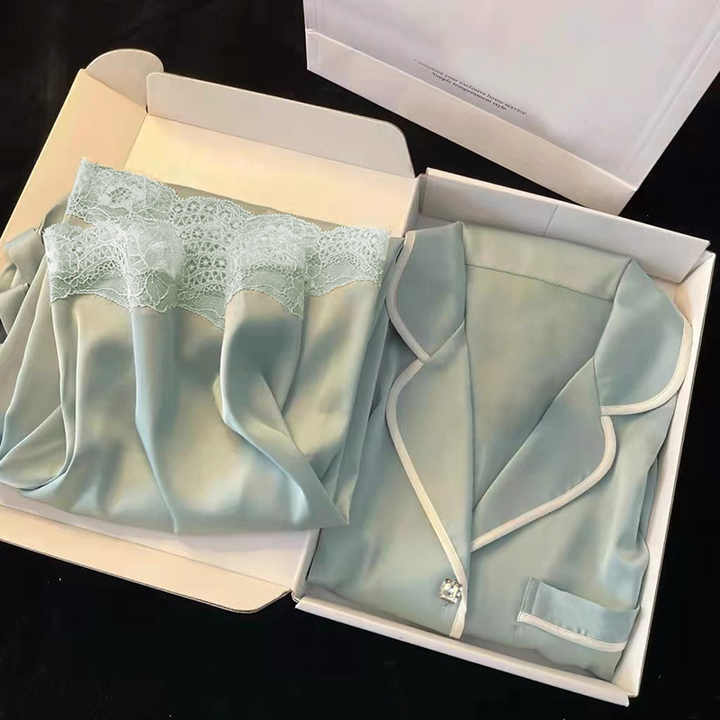 ملابس نوم للسيدات والفتيات