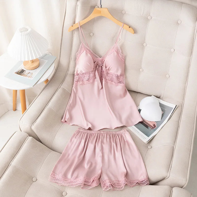 ملابس نوم فضفاضة