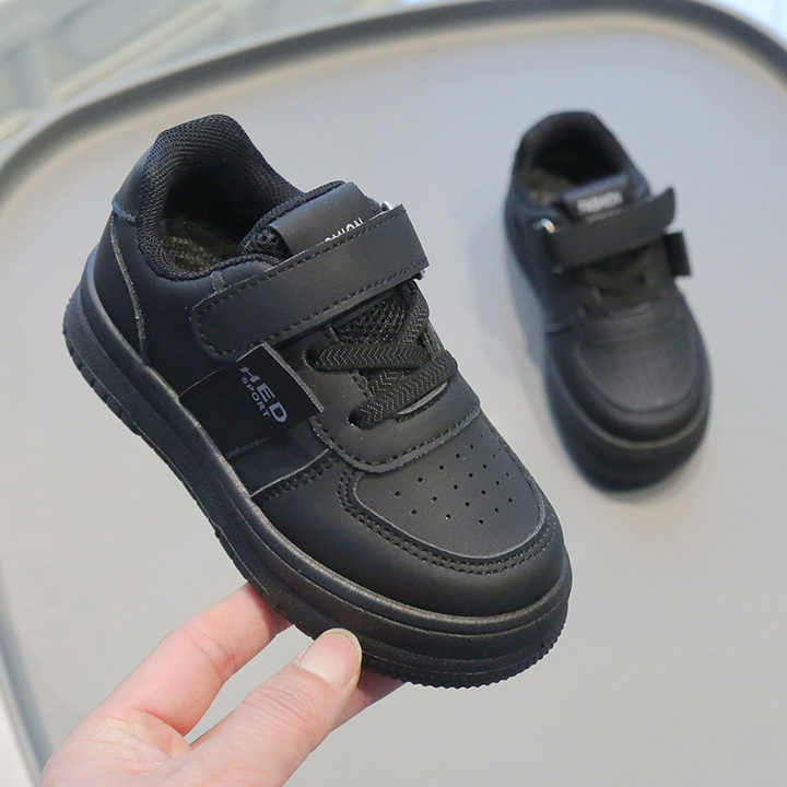 أحذية رياضية عالية الجودة جديدة مسطحة . New High Quality Flat Children's Sneakers