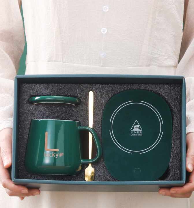 Practical small gifts for creative advertising. Company gives customers a gift of a mug for business partners. 
