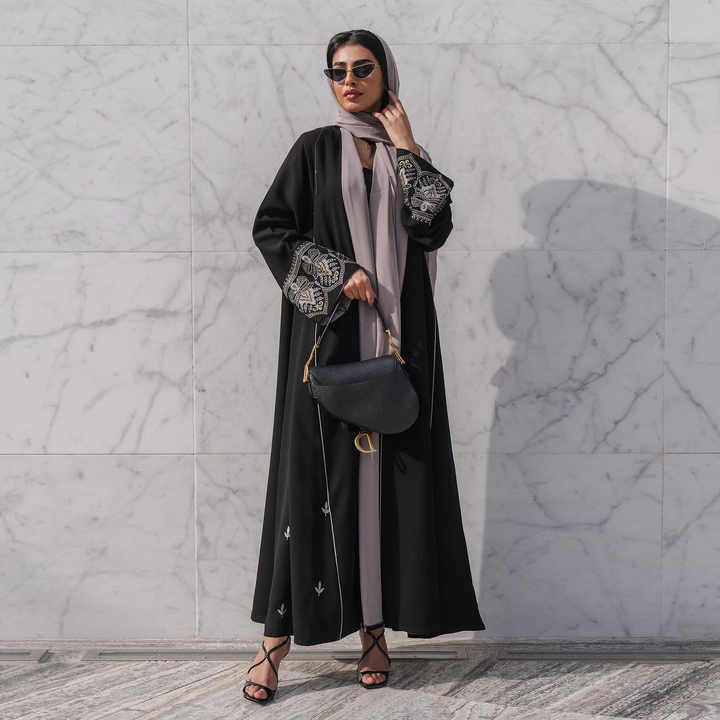 عبايات سودا نسائيه انيقه