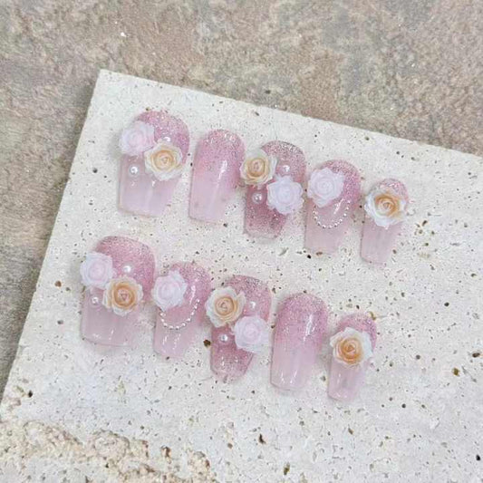أظافر  يد فرنسية