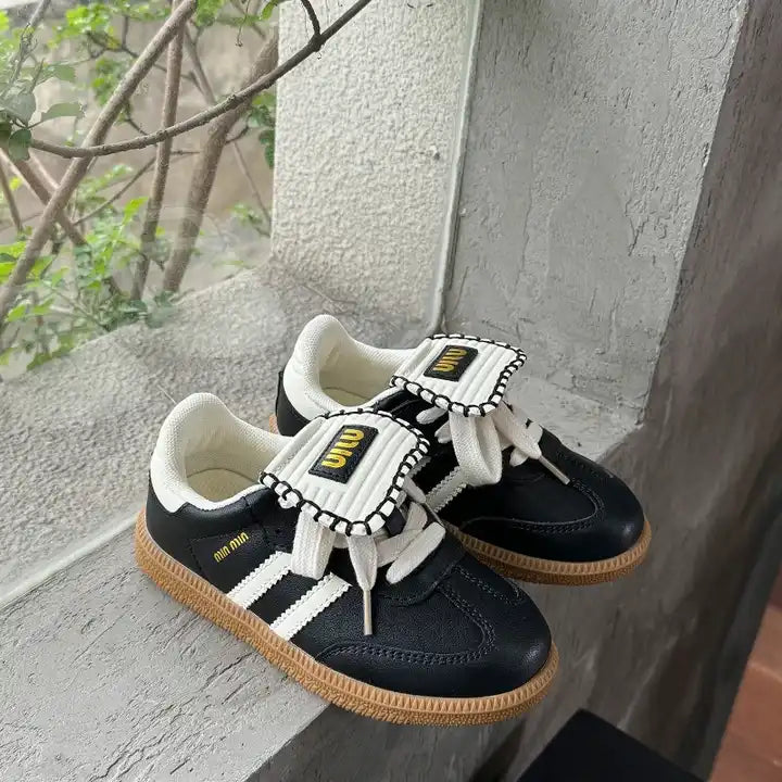 أحذية رياضية مسطحة مريحة للأطفال للربيع . Comfortable flat sneakers for children, spring and