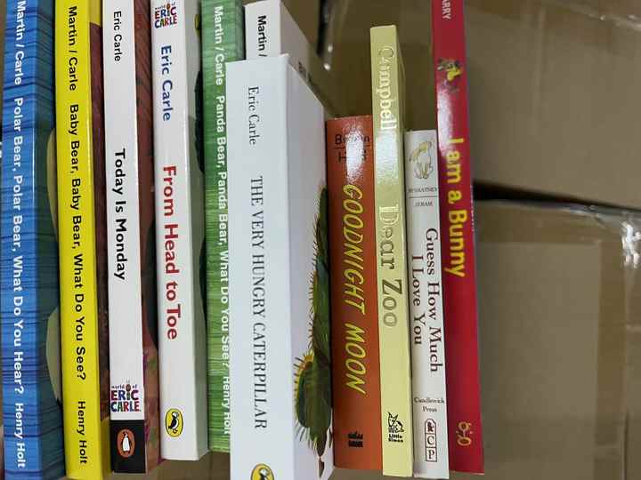 مجموعة من 11 قطعة من كتب تعليمية .
