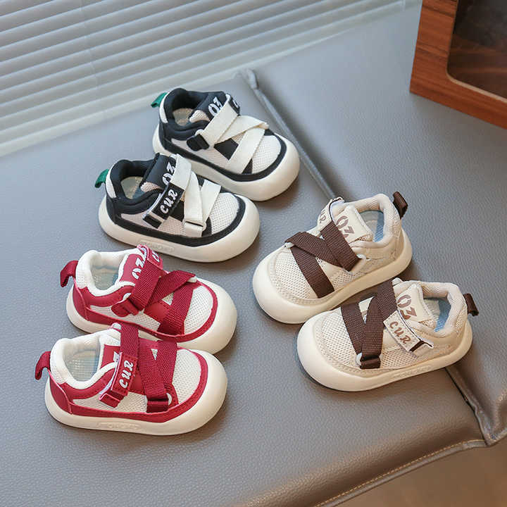 New fashion kids sneakers . موضة جديدة أحذية رياضية للأطفال