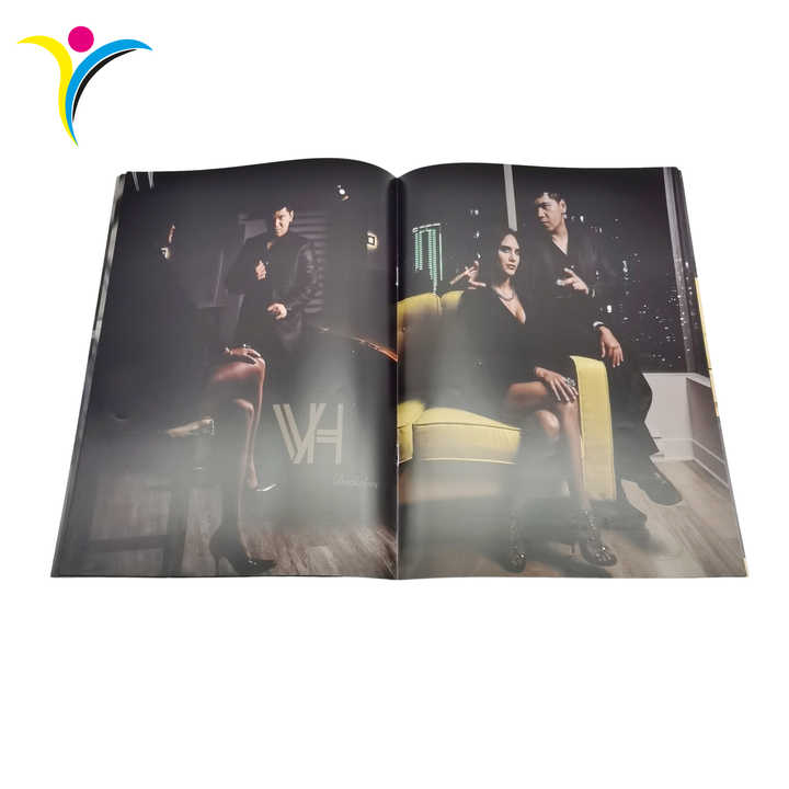 A4 نموذج مخصص أزياء مجلة كتيب طباعة السرج روايات