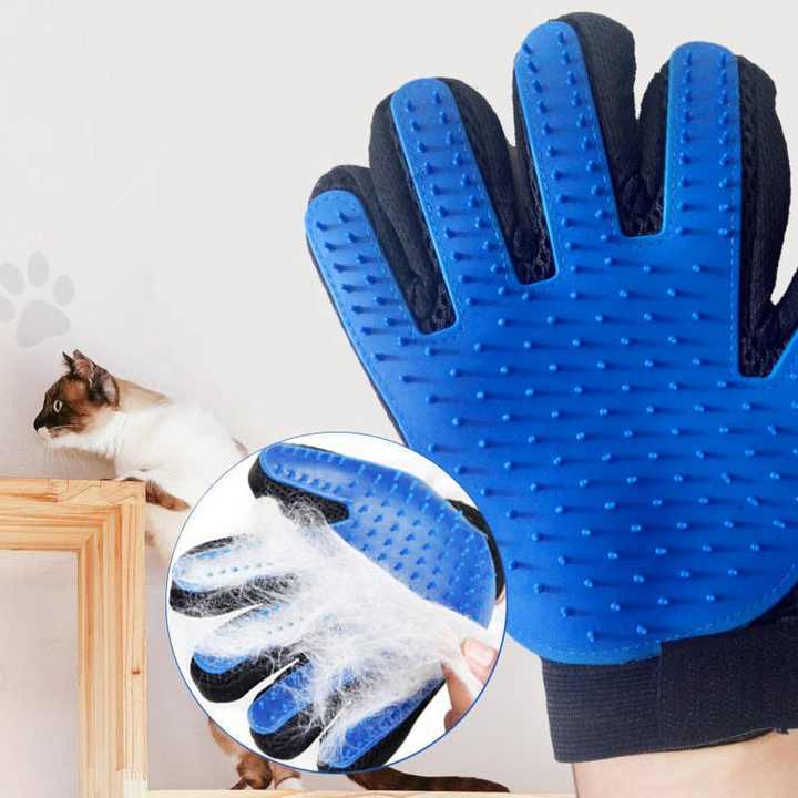 Cat grooming gloves for pet trips, brushes, and cleaning tools. 
