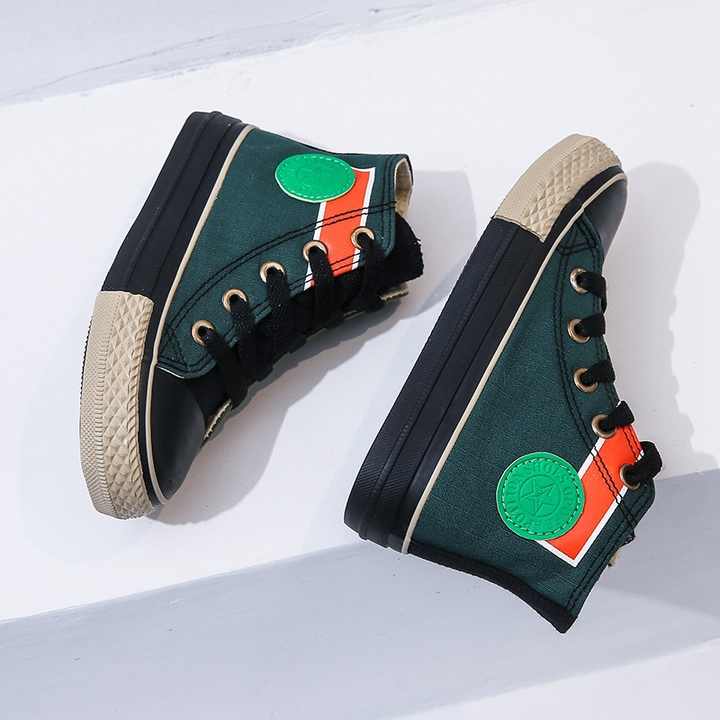 New fashion kids sneakers . موضة جديدة أحذية رياضية للأطفال