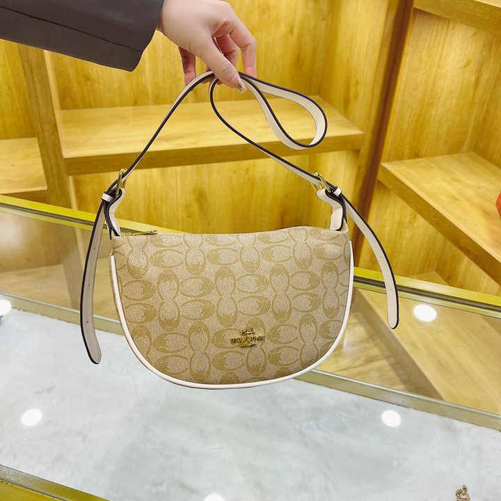 Luxury designer women's handbags from famous brands حقائب يد نسائية بتصميم فاخر من العلامات التجارية الشهيرة