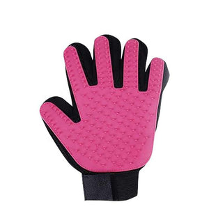 Cat grooming gloves for pet trips, brushes, and cleaning tools. 