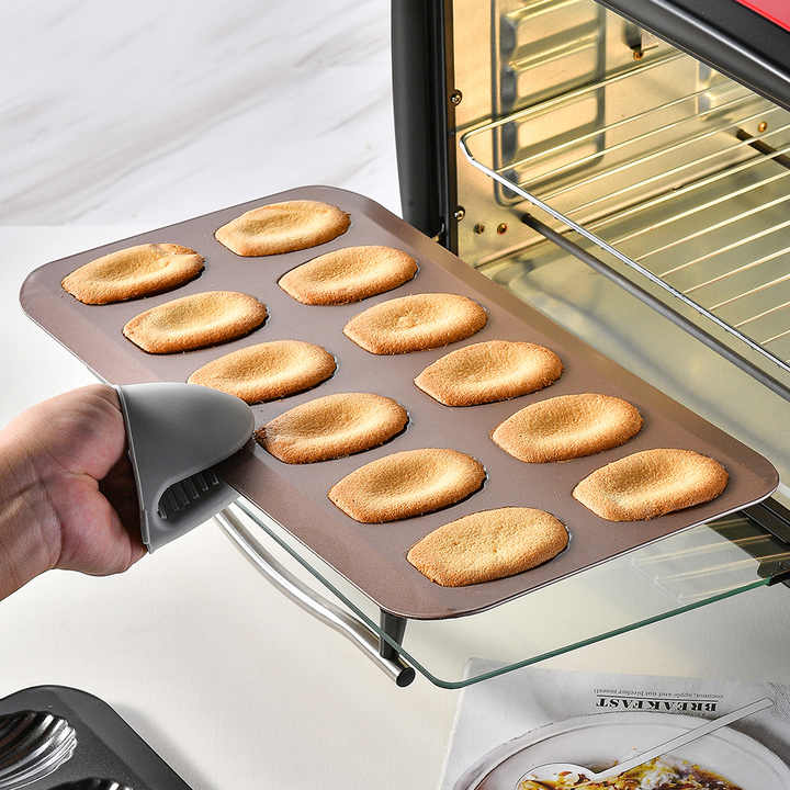 Cake baking molds and tools 