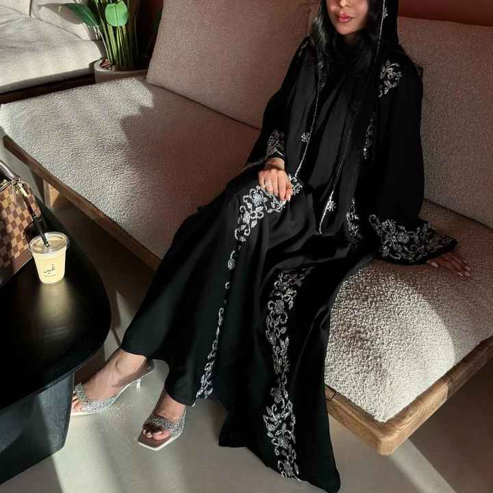 عباية سودا ذهبية