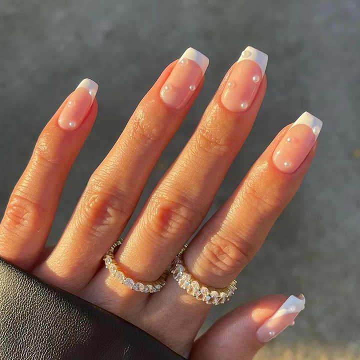 &nbsp;French style White-أظافر فرنسية