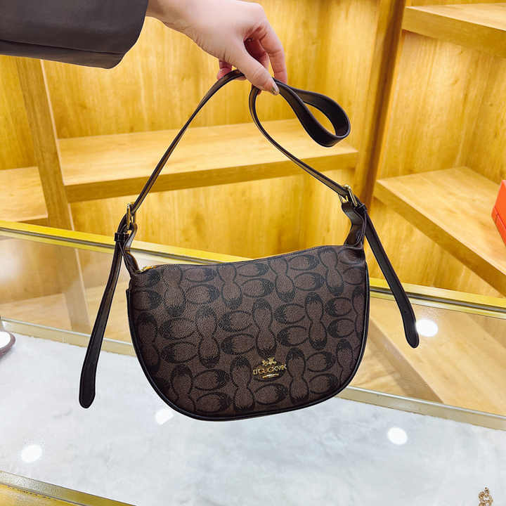 Luxury designer women's handbags from famous brands حقائب يد نسائية بتصميم فاخر من العلامات التجارية الشهيرة