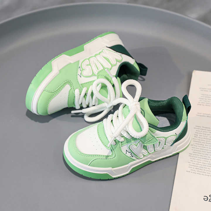 New fashion kids sneakers . موضة جديدة أحذية رياضية للأطفال