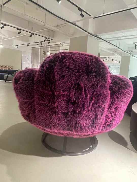 Bear claw swivel chair 