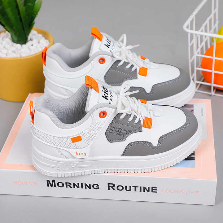 New fashion kids sneakers . موضة جديدة أحذية رياضية للأطفال