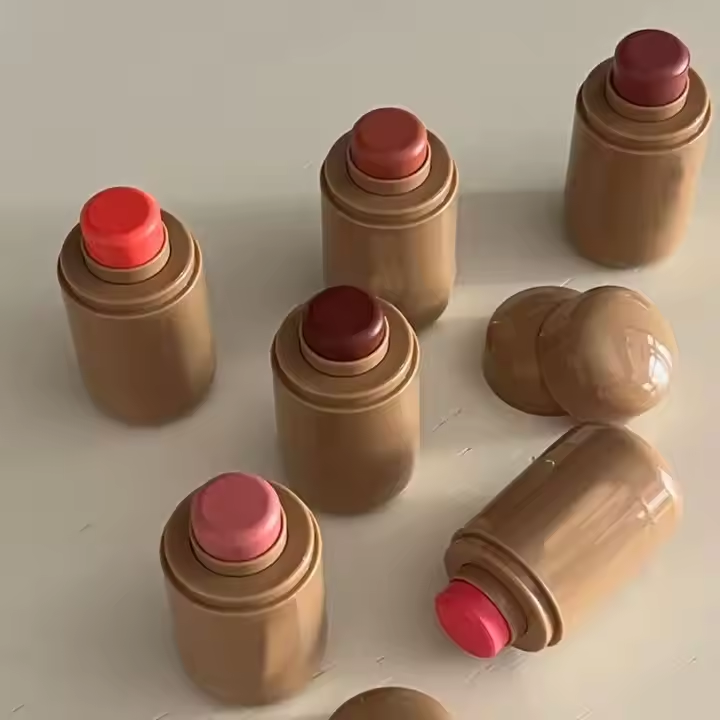 أحمر وجه كريمي