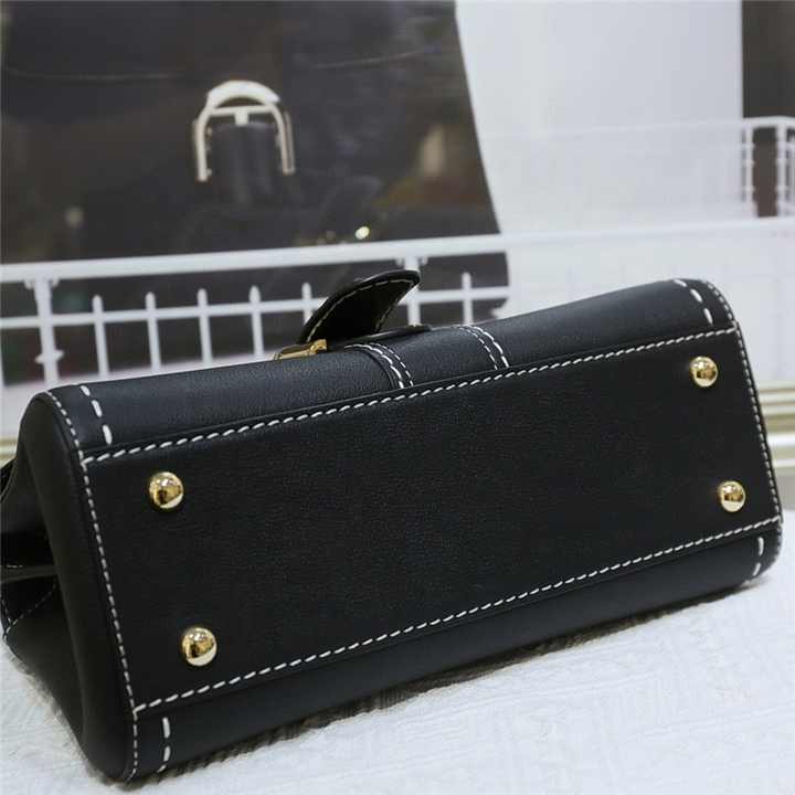 Modern and luxurious women's bags 