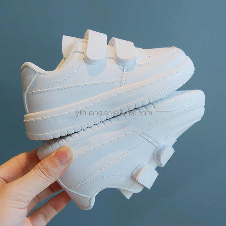 أحذية أطفال بيضاء للربيع . White children's shoes for spring