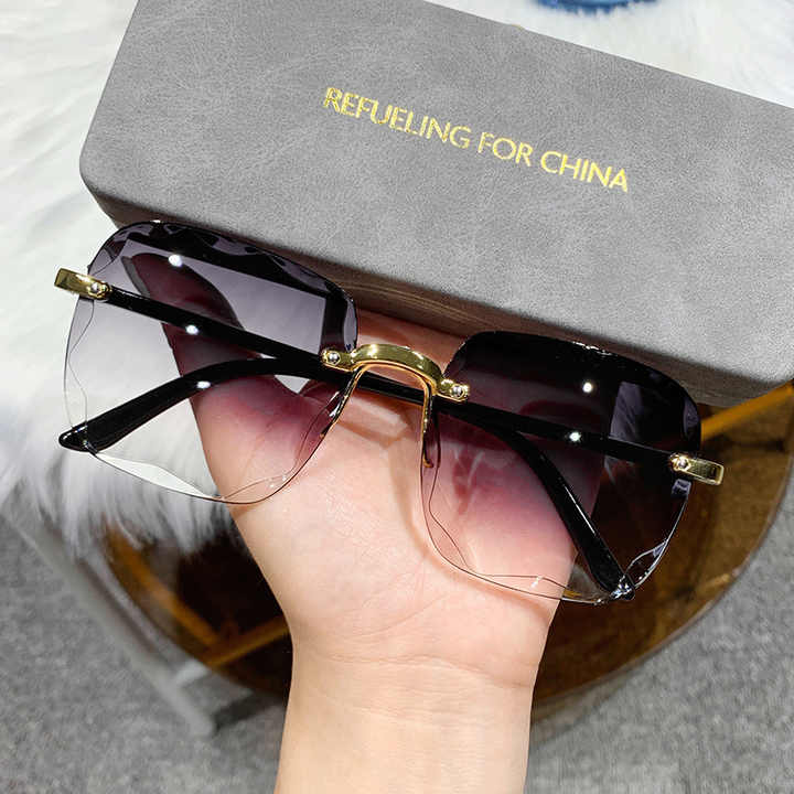 نظارات شمسية مربعة عصرية - Fashionable square sunglasses
