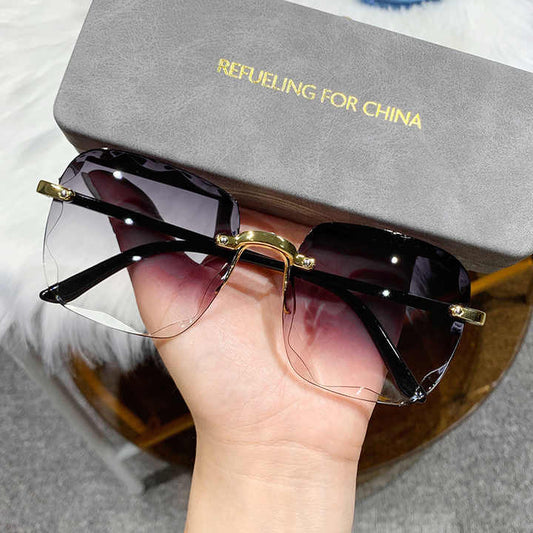Fashionable square sunglasses 