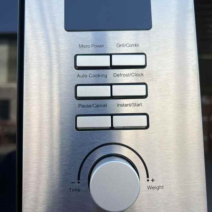 Microwave oven with grill 