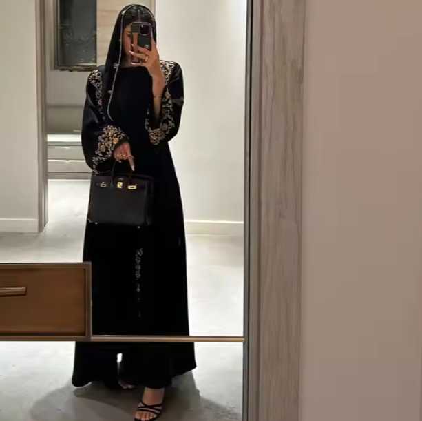 عباية سودا  النساء الفاخرة