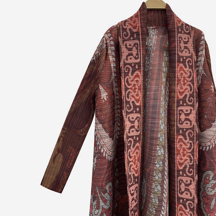 Practical and luxurious abayas 