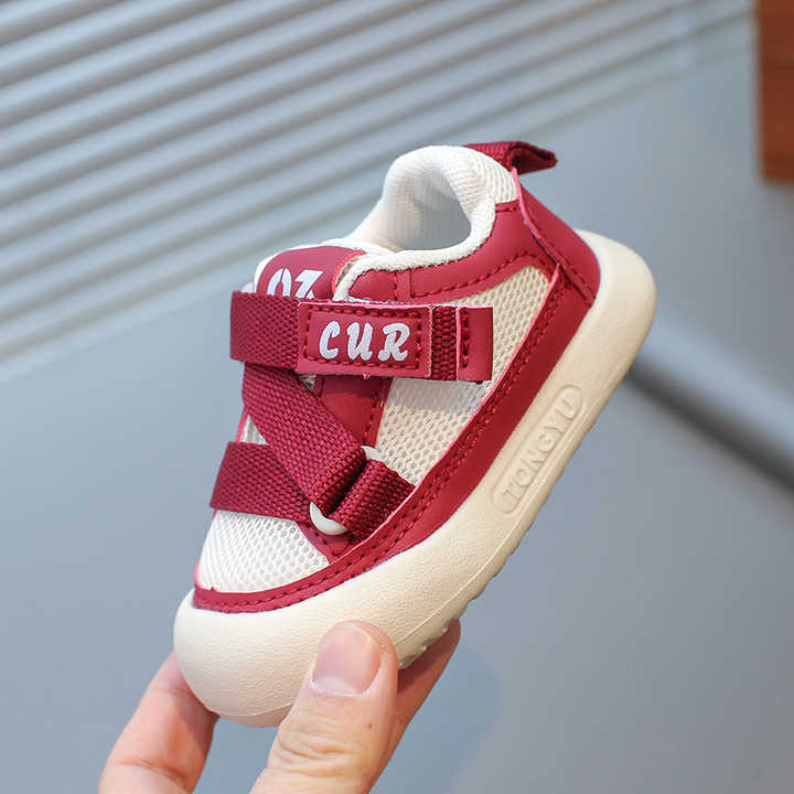 New fashion kids sneakers . موضة جديدة أحذية رياضية للأطفال