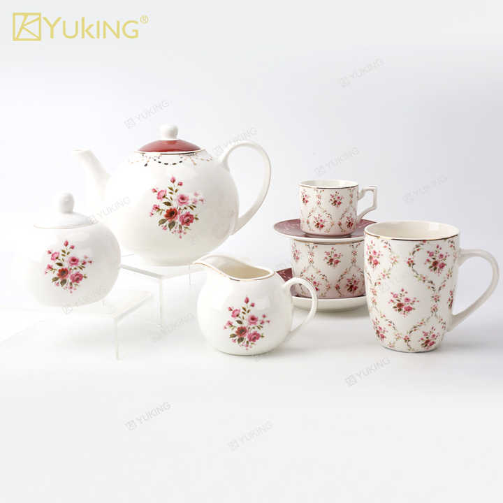 cups and saucers . الكؤوس والصحون