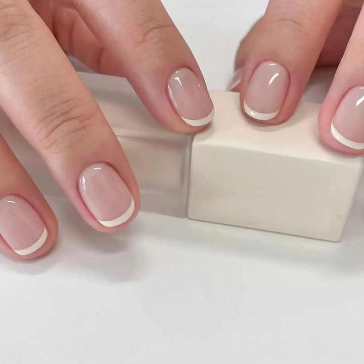 French Pink French- أظافر الأكريليك