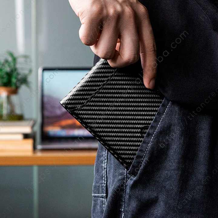 محفظة رجالية جلدية قصيرة قابلة للطي من ألياف . Men's Short Carbon Fiber Leather Bifold Wallet in Black