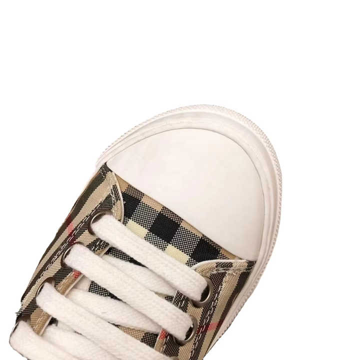 Fashionable women's sneakers 