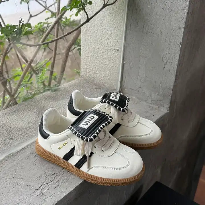 أحذية رياضية مسطحة مريحة للأطفال للربيع . Comfortable flat sneakers for children, spring and