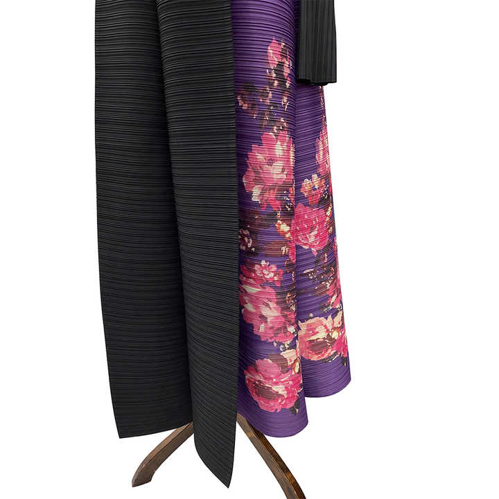 Elegant and luxurious black women's abayas 