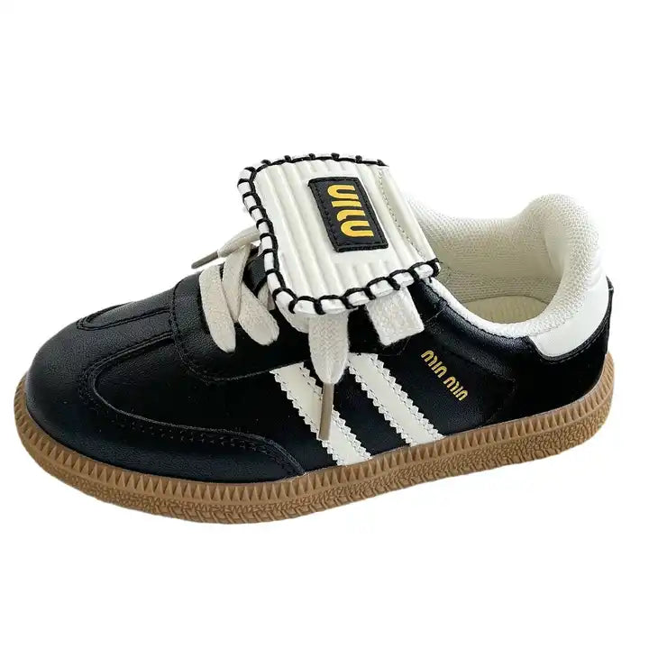 أحذية رياضية مسطحة مريحة للأطفال للربيع . Comfortable flat sneakers for children, spring and