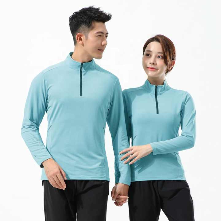 Long-sleeved sports t-shirt with zipper 