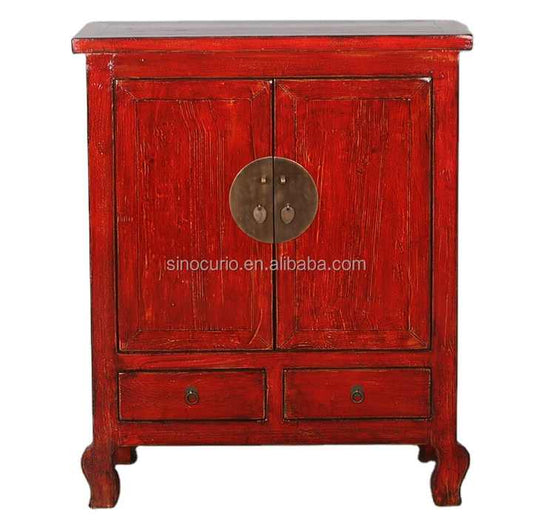 خزانة خشبية مطلية