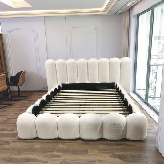 أسرة مخصصة ذات لون كريمي