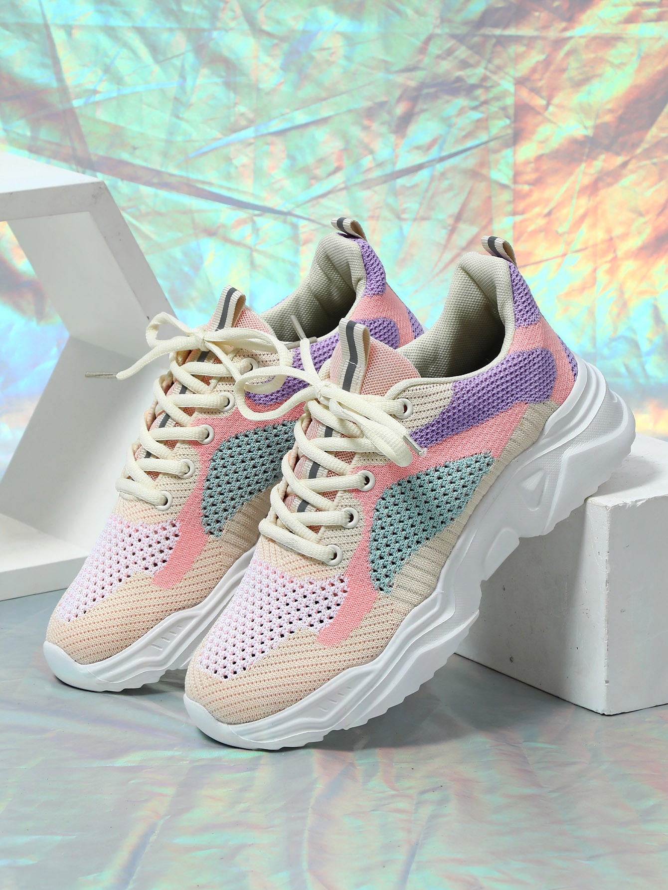 Women's sports shoes 