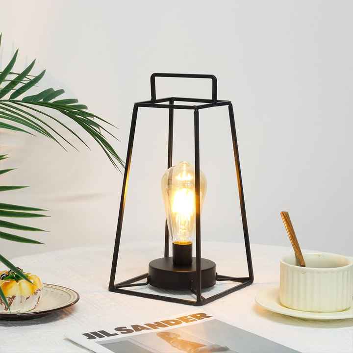 مصباح ليلي مربع صغير حديث بسيط على شكل . Modern simple small square night lamp iron study table