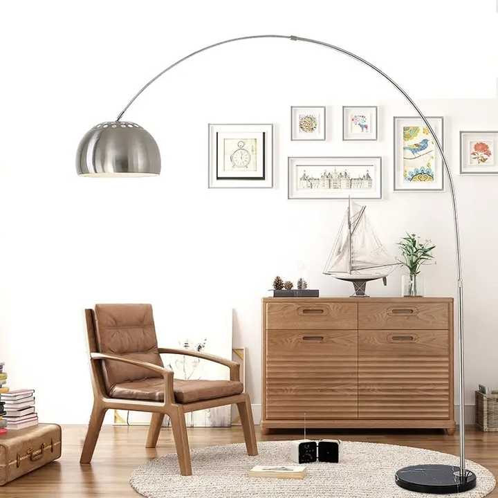 مصباح أرضي قائم بذاته