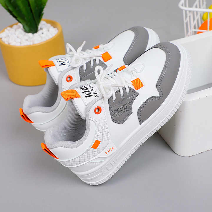 New fashion kids sneakers . موضة جديدة أحذية رياضية للأطفال
