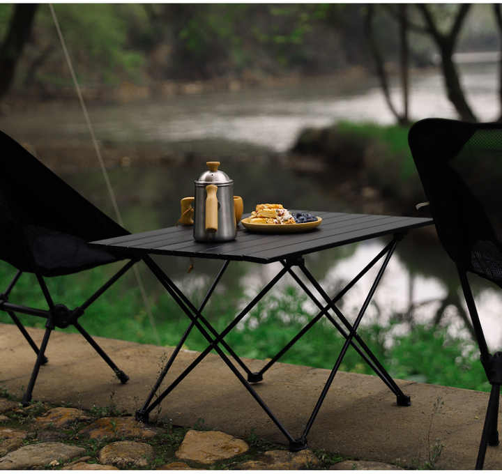Picnic tables . طاولات الرحلات