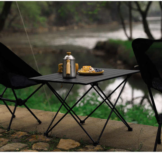 Picnic tables . طاولات الرحلات