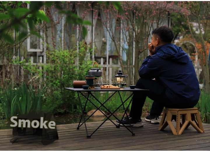 Picnic tables . طاولات الرحلات