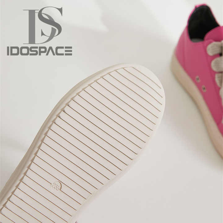 Women's sports shoes 