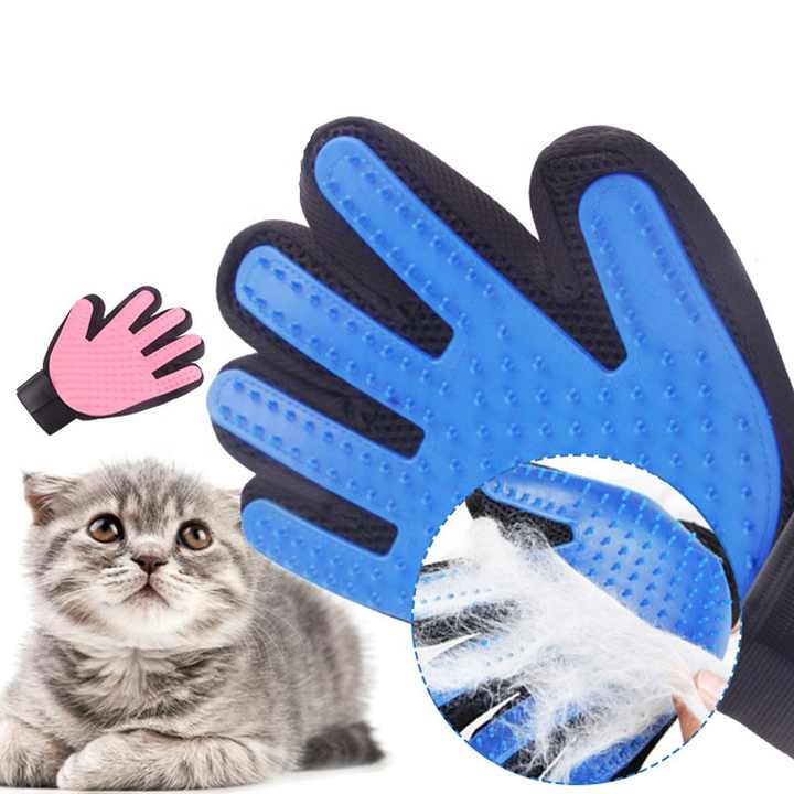 Cat grooming gloves for pet trips, brushes, and cleaning tools. 